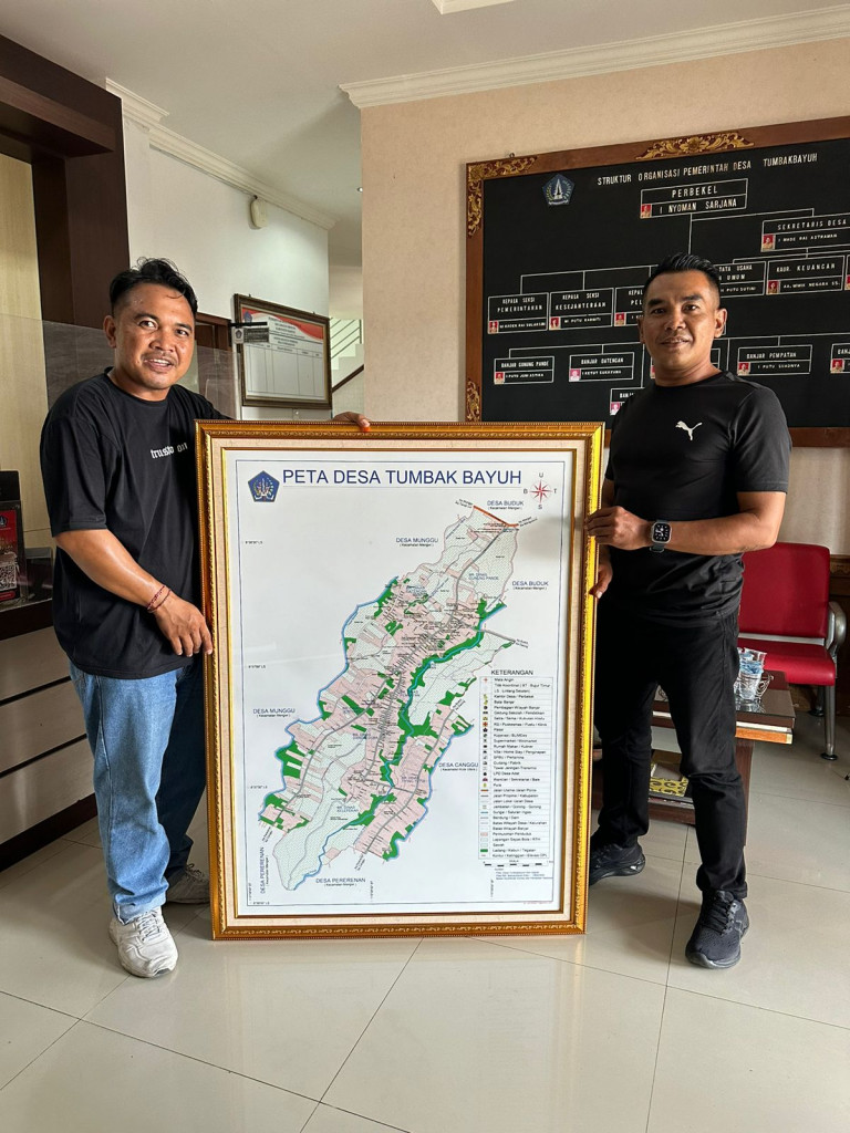 Serah Terima Peta Desa Tumbakl Bayuh dan Peta Banjar Dinas di Wilayah Desa Tumbak Bayuh